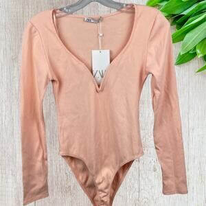 NWT - Zara V-Neck Long-sleeved Ribbed Light Peach Bodysuit Size: Small